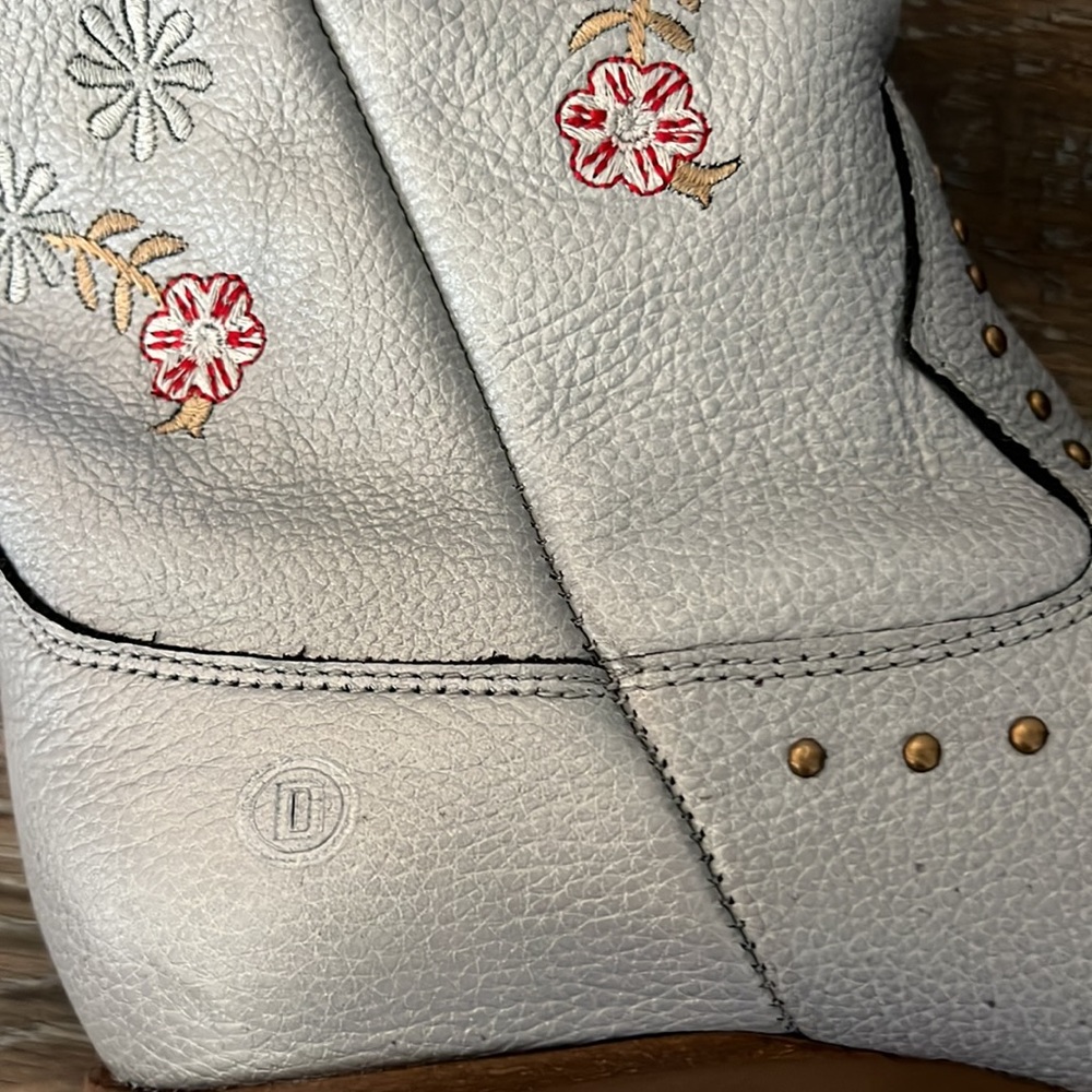 NWT  Dingo Boots Women's Poppy Fashion Boot, Silver, 11 - Picture 7 of 9
